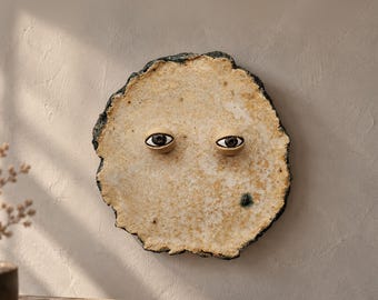 Griezelig keramisch wandmasker, bizarre gezichtssculptuur, gotische wanddecoratie