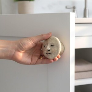 Tirador de armario con forma de rostro de cerámica único, tirador de cajón artístico, herrajes para muebles rústicos hechos a mano.