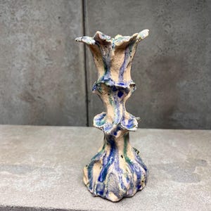 現代的な陶器キャンドルホルダー - 抽象的なミニマリストの燭台 - 手作りのストーンウェア彫刻 - 垂直の陶器アートオブジェクト