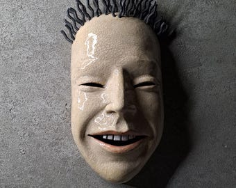 Escultura de cerámica para pared hecha a mano con pelo de metal, arte surrealista de arcilla.