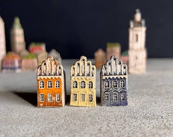 Handgjorda miniatyrhus av chamottelera, europeiska radhus, miniatyrbyggnader