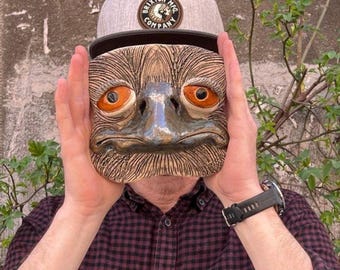 Handgemaakt keramisch emoe-muurmasker, uniek dierenbeeldhouwwerk, eigenzinnig klei-huisdecor