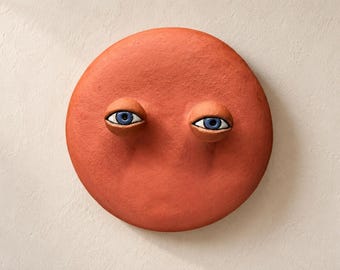 Terracotta gezichtssculptuur, bizarre keramische wanddecoratie, decoratie uit het midden van de 20e eeuw