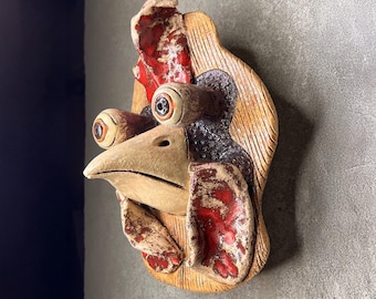Keramisch wandmasker in de vorm van een haan, handgemaakte sculptuur van een kippenkop, eigenzinnige vogelkunst