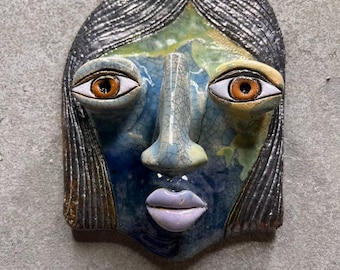Escultura de máscara de cerámica hecha a mano, arte coleccionable único, retrato original, decoración de pared, obra de arte de cerámica única, arte escultórico