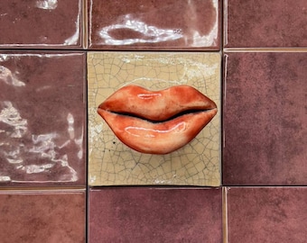 Handgemaakte keramische muurhaak, tegel gecraqueleerd glazuur, cadeau kunstliefhebber, lippen sculpturale muurhanger