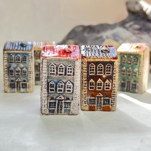 Miniatuur keramisch huis, handgemaakt klein kleigebouw, replica architectuur Lviv, Europees monument voor verzamelobjecten, unieke plank, woondecoratie