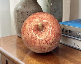 Keramische appelsculptuur, minimalistisch fruitbeeldje, aanrechtdecor, modern huisaccent, handgemaakt aardewerk