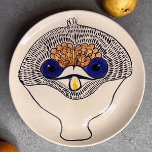 Hand-Painted Ceramic Bird Plate – Unique Wall Art & Tableware – 10-inch Decorative Plate