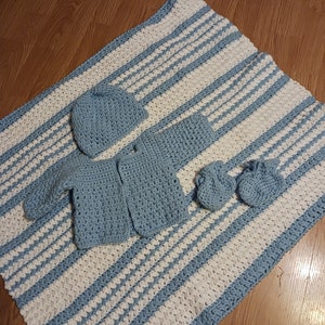 Blau-weiß gestricktes Baby-Babyausstattung Set: Pulli, Decke, Schühchen