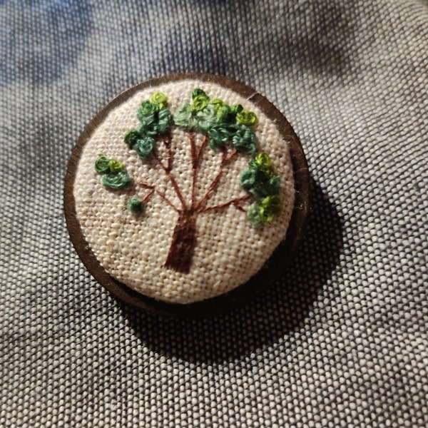 Broche arbre brodée