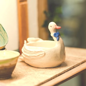 Bol d'oie en céramique fait main : poterie blanche avec noeud bleu