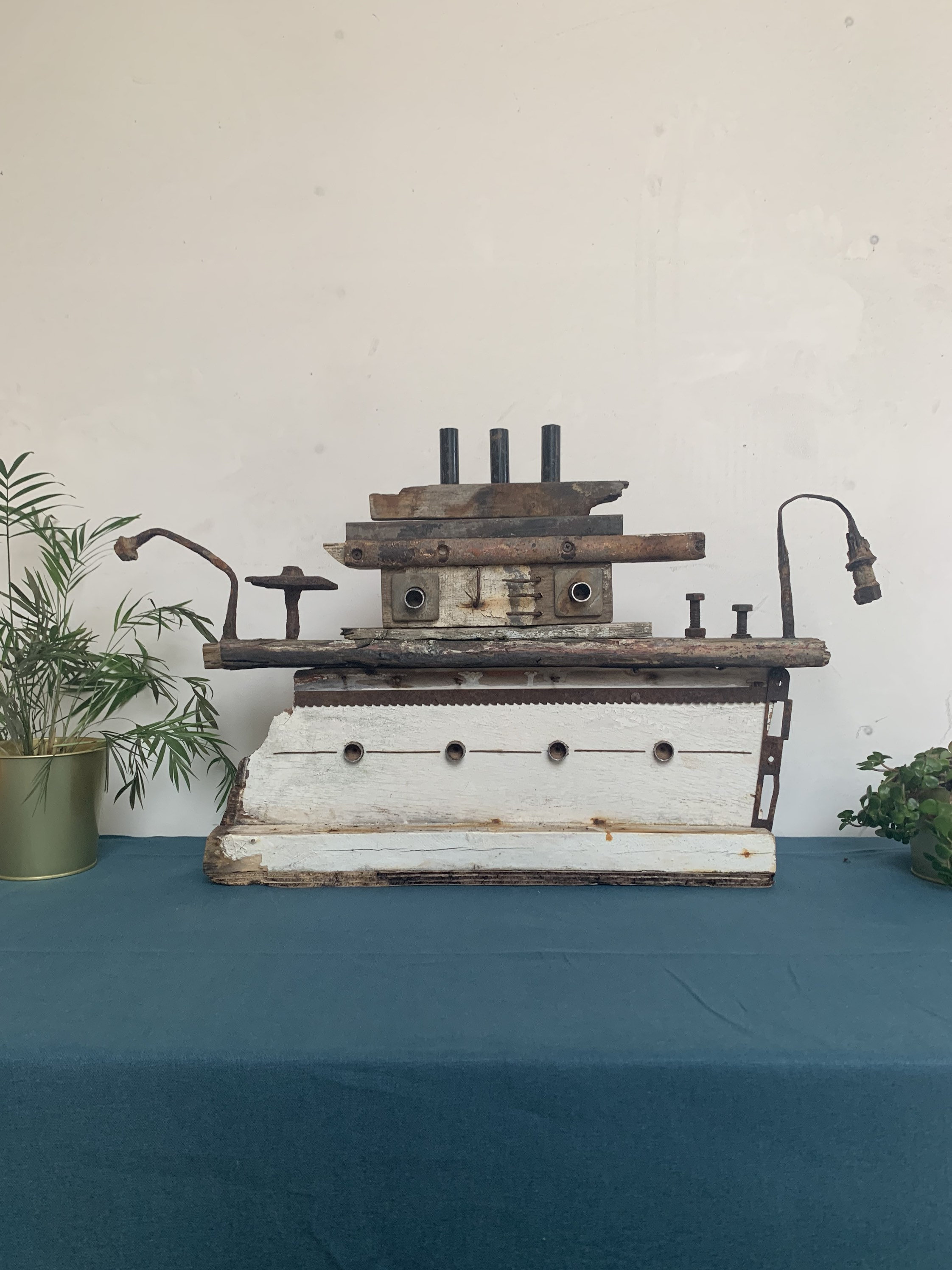 Rafiot Conçu et Réalisé à Partir de Recyclage Véritables Bois d'épaves Provenant Bretagne