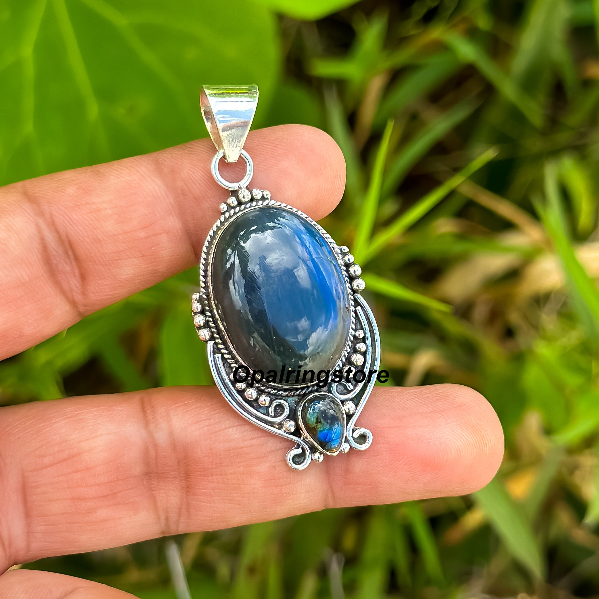 Orecchini pendenti a goccia con chiusura a leva in labradorite a