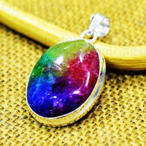 Ciondolo in quarzo arcobaleno: pietra preziosa in argento sterling 925 fatta a mano