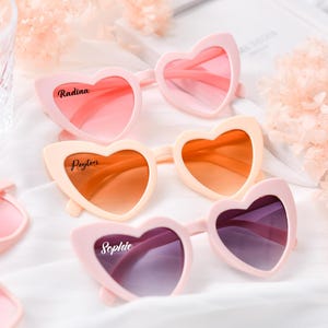 Personalisierte herzförmige Sonnenbrille, personalisierte Brautpartygeschenke, Hochzeitsandenken für Gäste, Braut- und Brautjungfern-Sonnenbrille