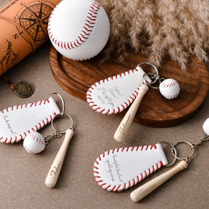 Mini Baseball Schlüsselanhänger Set | Custom Bag Tag Set für Spieler | Mini Schlüsselanhänger für Trauzeuge | Rucksack Schlüsselanhänger