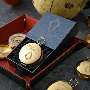 Brújula portátil grabada, regalo perfecto para padrinos de boda, herramienta de navegación compacta, regalo personalizado para padrinos de boda.