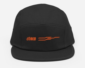 Casquette de papa brodée de motifs géométriques abstraits, style streetwear moderne.