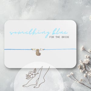 Iets blauws voor de bruid | Enkelbandje van blauwe nylonband met hartjeshanger | gepersonaliseerd met acryl letters | Macramé sluiting