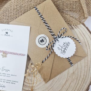Post von der Zahnfee | mit personalisiertem Brief, Zahnfeearmband und festem Kartonumschlag, verpackt im Vintagestil mit Tag und Schnur