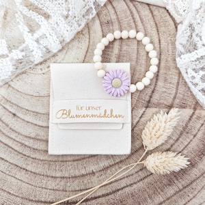 Blumenmädchen-Armband mit Silikonblume | im Samtsäckchen | Geschenk fürs Blumenkind | Hochzeit | Boho | Vintage