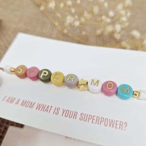 Supermom-Armband aus weißen Katsukiperlen und bunten Buchstaben| Geschenk für die Mama | Geschenk Mama Geburtstag | Lettering Armand