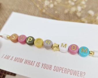 Supermom-Armband aus weißen Katsukiperlen und bunten Buchstaben| Geschenk für die Mama | Geschenk Mama Geburtstag | Lettering Armand