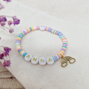 Namensarmband aus Katsukiperlen und Regenbogenanhänger | personalisiert | im Kissenschachtel und Wunschsticker