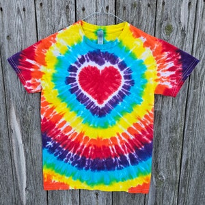 Maglietta tie-dye con cuore arcobaleno