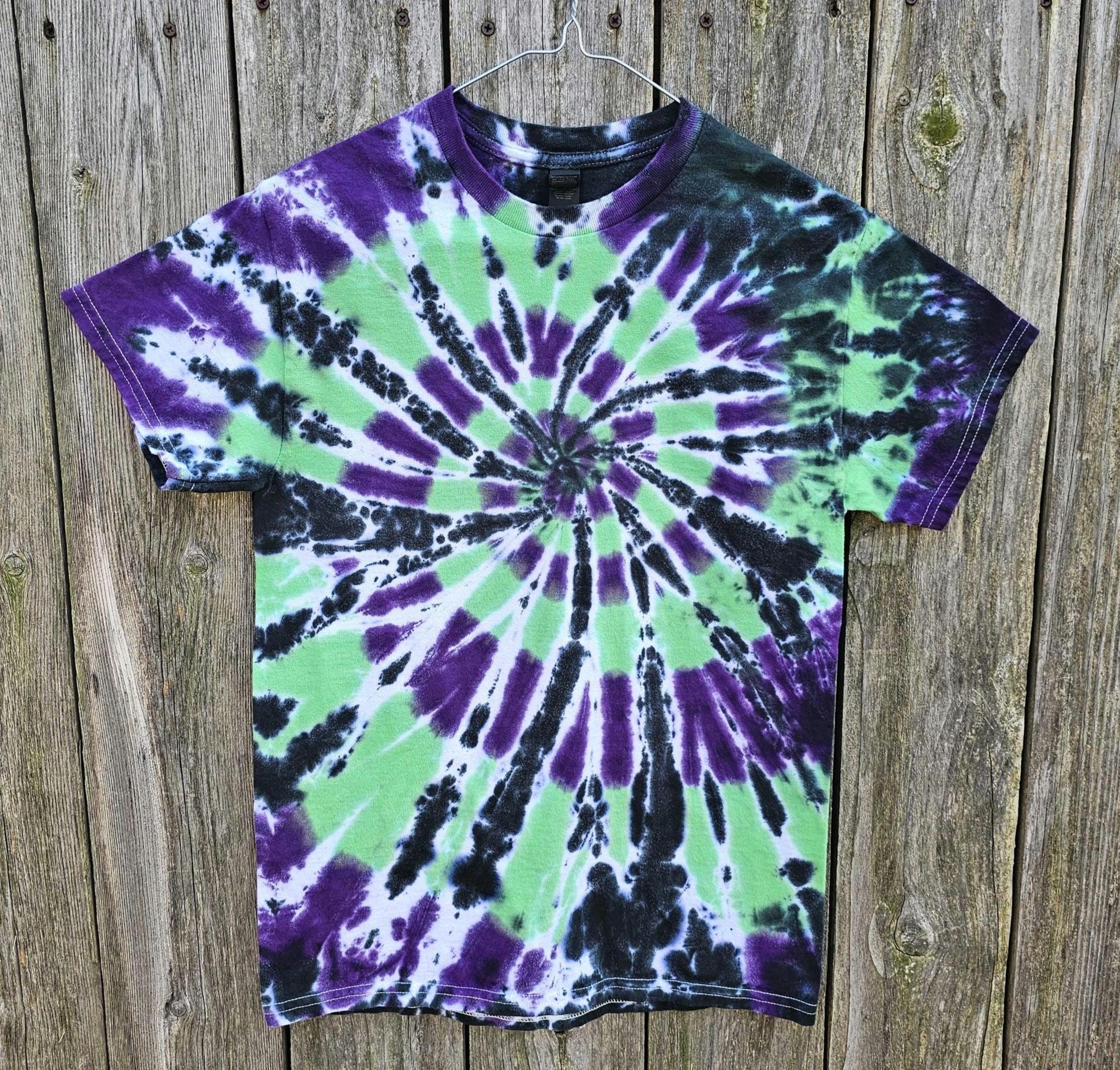 紫、黒、緑のスパイラルまたは渦巻き模様のタイダイ柄半袖Tシャツ 