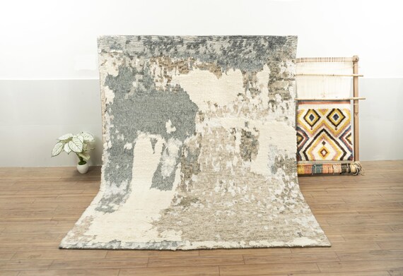 手編みウールラグ：ベージュの抽象的なデザイン、モダンなボヘミアン風