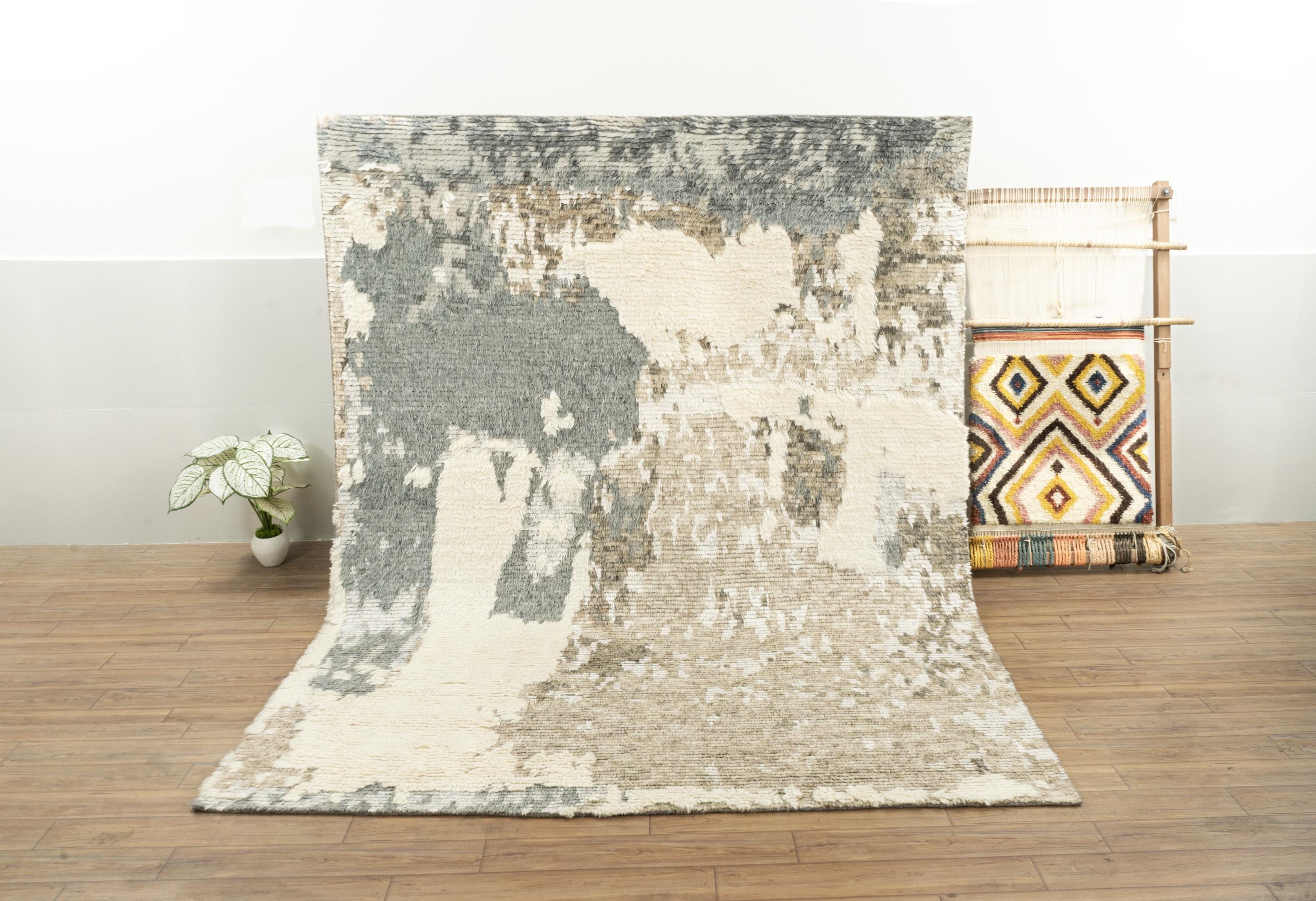 手編みウールラグ：ベージュの抽象的なデザイン、モダンなボヘミアン風