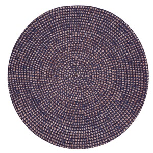 Pode incluir: Um sousplat redondo tecido com um design em espiral. O sousplat apresenta uma combina&ccedil;&atilde;o de cores azul marinho e bege, com um padr&atilde;o quadriculado. Sua forma circular &eacute; ideal para mesas de jantar e adiciona textura a qualquer mesa.