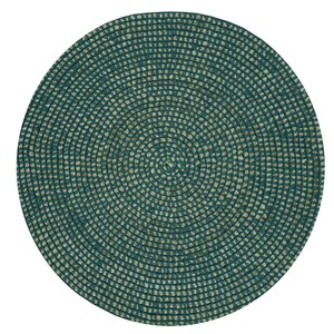 Pode incluir: Um tapete redondo tran&ccedil;ado em azul-petr&oacute;leo e bege. O design do tapete apresenta c&iacute;rculos conc&ecirc;ntricos, criando um padr&atilde;o texturizado. A cor azul-petr&oacute;leo domina, com detalhes em bege tecidos. O tapete &eacute; adequado para uso interno ou externo.