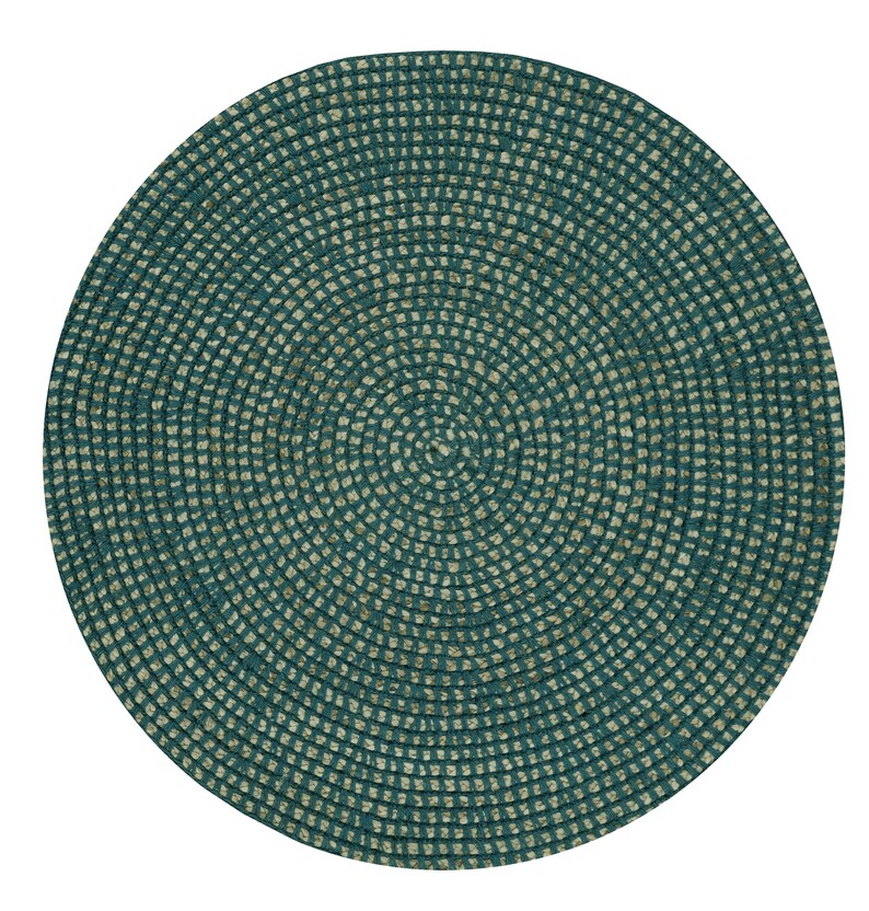 Pode incluir: Um tapete redondo tran&ccedil;ado em azul-petr&oacute;leo e bege. O design do tapete apresenta c&iacute;rculos conc&ecirc;ntricos, criando um padr&atilde;o texturizado. A cor azul-petr&oacute;leo domina, com detalhes em bege tecidos. O tapete &eacute; adequado para uso interno ou externo.