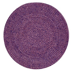 Pode incluir: Um sousplat redondo tecido em tons de roxo e rosa. O design apresenta um padr&atilde;o conc&ecirc;ntrico, criando uma apar&ecirc;ncia texturizada. As cores se misturam. Adequado para uma mesa de jantar, mede cerca de 30 cm de di&acirc;metro.