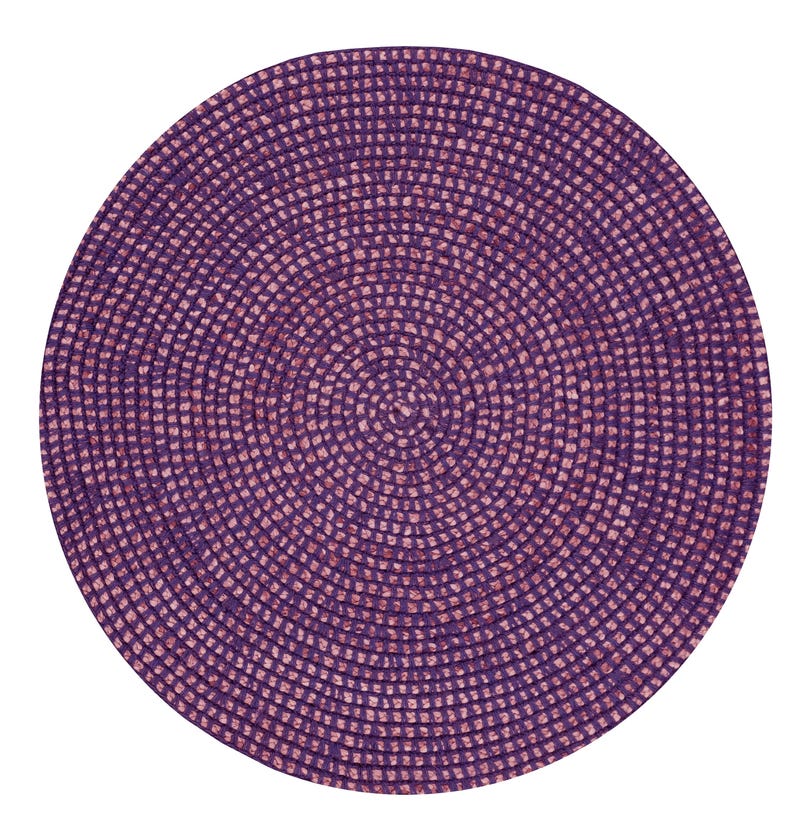 Pode incluir: Um sousplat redondo tecido em tons de roxo e rosa. O design apresenta um padr&atilde;o conc&ecirc;ntrico, criando uma apar&ecirc;ncia texturizada. As cores se misturam. Adequado para uma mesa de jantar, mede cerca de 30 cm de di&acirc;metro.