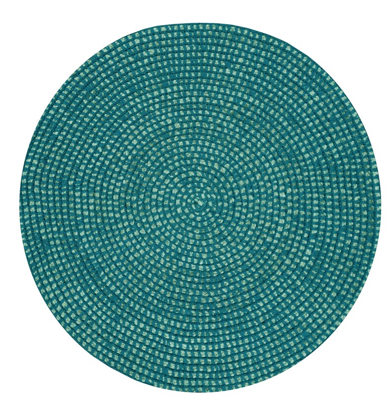 Pode incluir: Um sousplat redondo teal com uma textura tecida. O sousplat &eacute; feito de um material tecido firmemente, criando uma superf&iacute;cie texturizada. O design circular apresenta an&eacute;is conc&ecirc;ntricos do material teal.