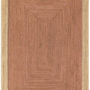 Op de afbeelding: Een rechthoekig jute vloerkleed met een warm, roodbruin midden en een natuurlijke beige rand. Het vloerkleed heeft concentrische rechthoekige patronen, waardoor een getextureerd, gelaagd effect ontstaat. Het ontwerp is eenvoudig en elegant.