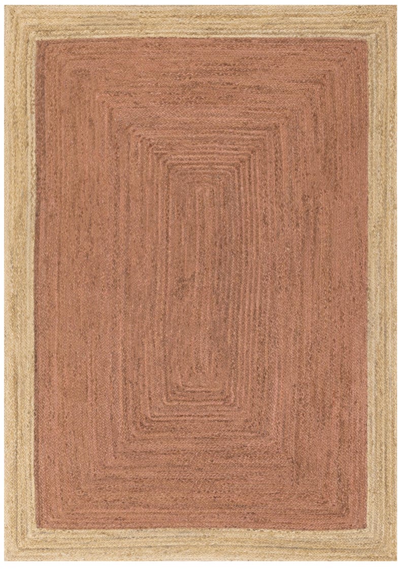 Op de afbeelding: Een rechthoekig jute vloerkleed met een warm, roodbruin midden en een natuurlijke beige rand. Het vloerkleed heeft concentrische rechthoekige patronen, waardoor een getextureerd, gelaagd effect ontstaat. Het ontwerp is eenvoudig en elegant.