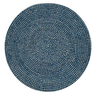 Pode incluir: Um tapete redondo tecido com um design conc&ecirc;ntrico. O tapete apresenta um esquema de cores azul marinho e branco sujo, com um padr&atilde;o quadriculado criado pelas fibras tecidas. A forma circular do tapete &eacute; claramente definida.