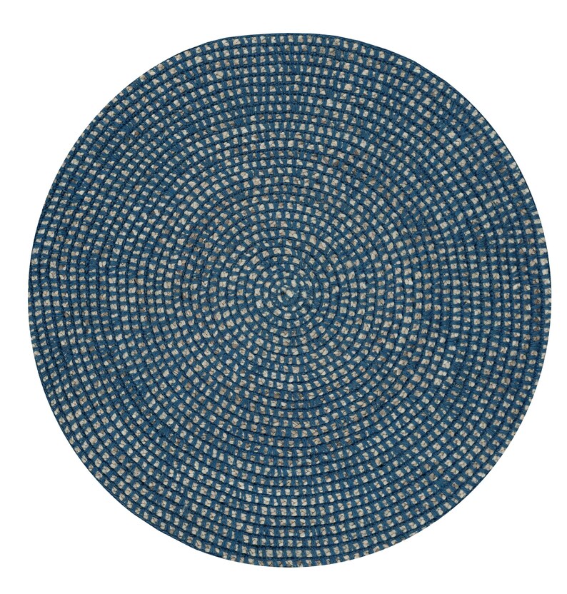 Pode incluir: Um tapete redondo tecido com um design conc&ecirc;ntrico. O tapete apresenta um esquema de cores azul marinho e branco sujo, com um padr&atilde;o quadriculado criado pelas fibras tecidas. A forma circular do tapete &eacute; claramente definida.