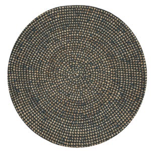 Pode incluir: Um tapete redondo tecido com um design conc&ecirc;ntrico. O tapete apresenta um esquema de cores azul escuro e bege, com o azul escuro formando um padr&atilde;o de grade sobre a base bege. O tapete &eacute; feito de fibra natural.