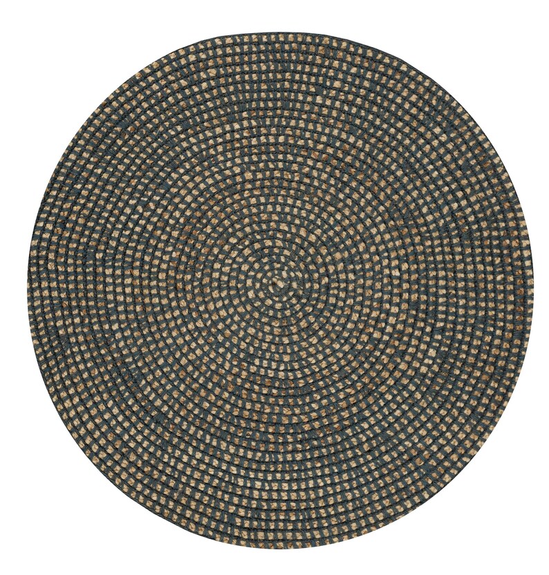 Pode incluir: Um tapete redondo tecido com um design conc&ecirc;ntrico. O tapete apresenta um esquema de cores azul escuro e bege, com o azul escuro formando um padr&atilde;o de grade sobre a base bege. O tapete &eacute; feito de fibra natural.