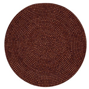 Pode incluir: Um sousplat redondo e tecido em tons de castanho. O sousplat apresenta um design em espiral, com c&iacute;rculos conc&ecirc;ntricos que irradiam do centro. A textura parece ser feita de fibras bem tecidas, criando um visual r&uacute;stico.
