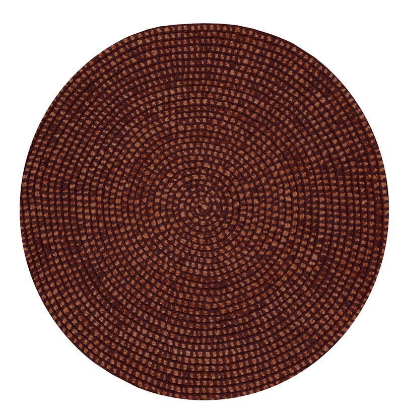 Pode incluir: Um sousplat redondo e tecido em tons de castanho. O sousplat apresenta um design em espiral, com c&iacute;rculos conc&ecirc;ntricos que irradiam do centro. A textura parece ser feita de fibras bem tecidas, criando um visual r&uacute;stico.