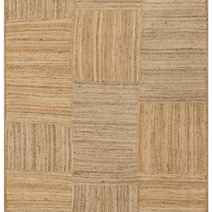 Puede incluir: Una alfombra rectangular de yute con diseño de patchwork. La alfombra está compuesta por múltiples cuadrados y rectángulos en tonos beige y marrón claro. La textura tejida y las fibras visibles crean una estética natural y terrosa. Adecuada para uso en interiores.
