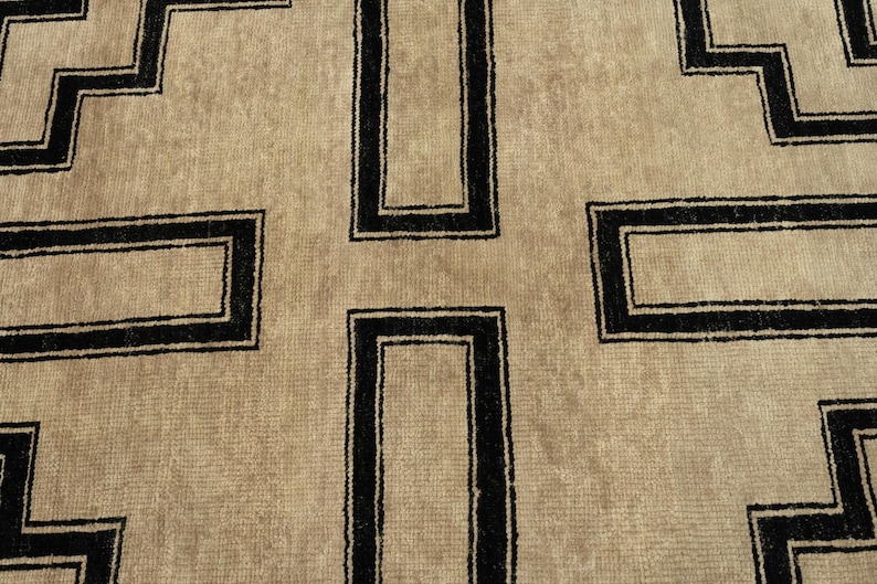 Hand-Knotted Wool Rug: Beige and Black Geometric Maze Pattern image 6
