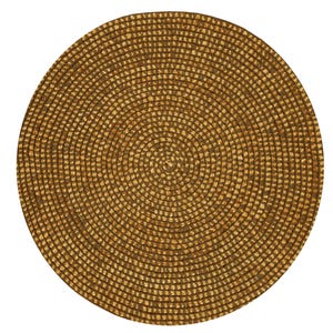 Pode incluir: Um sousplat redondo e tecido com um design em espiral. O sousplat &eacute; predominantemente marrom com detalhes mais claros, criando uma apar&ecirc;ncia texturizada. O padr&atilde;o circular irradia do centro para fora.